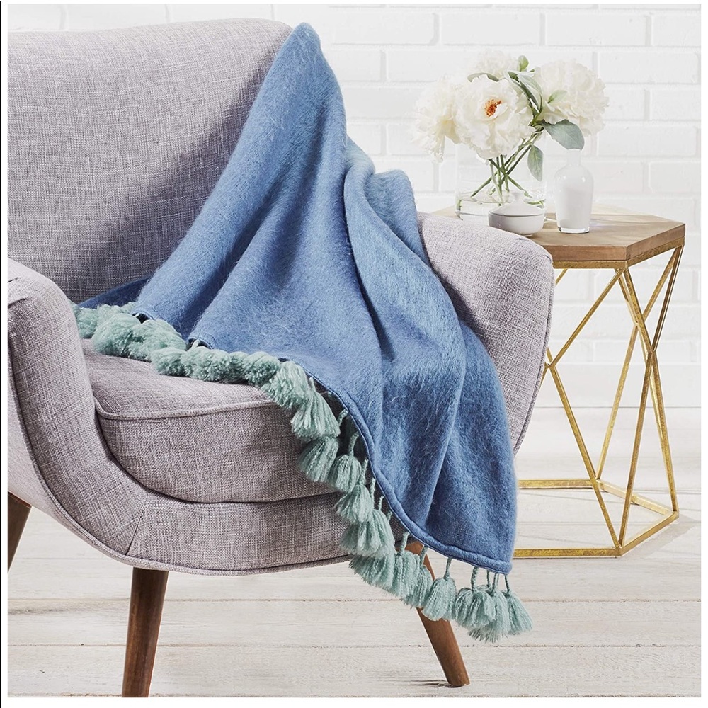 😍 Bluebellgray Pom Pom Throw